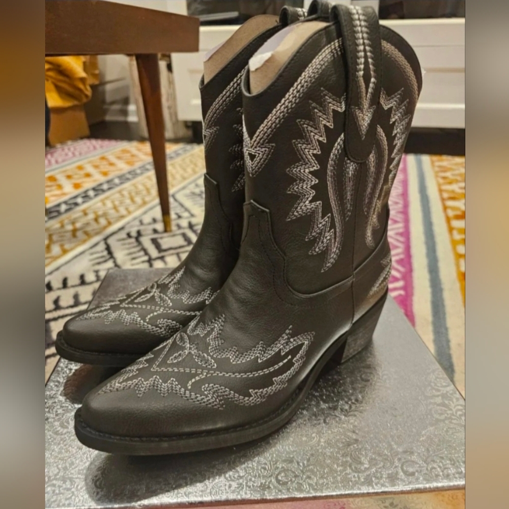 NIB- Women's black, vegan-leather, embroidered cowgirl boots. Size 6.
